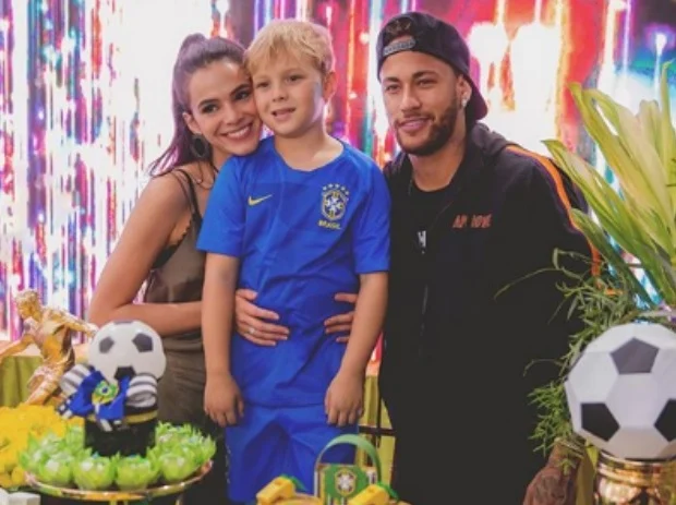 Carol Dantas nega indireta e rebate críticas sobre viagem com Neymar na Copa