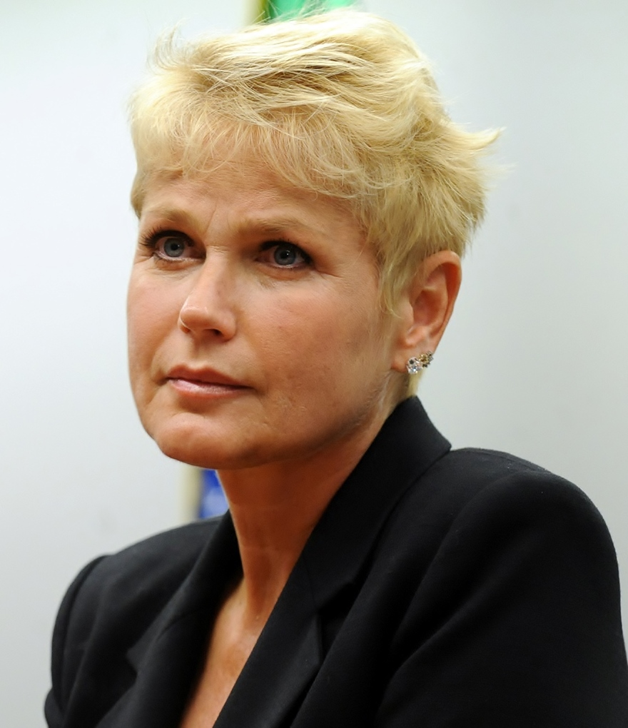 Xuxa diz que não rompeu com ex-paquitas por política e cita homofobia