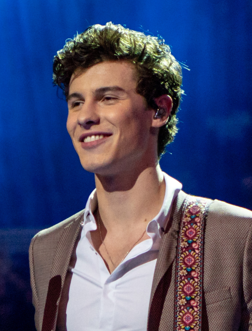 Shawn Mendes é cercado por fãs durante caminhada no Rio