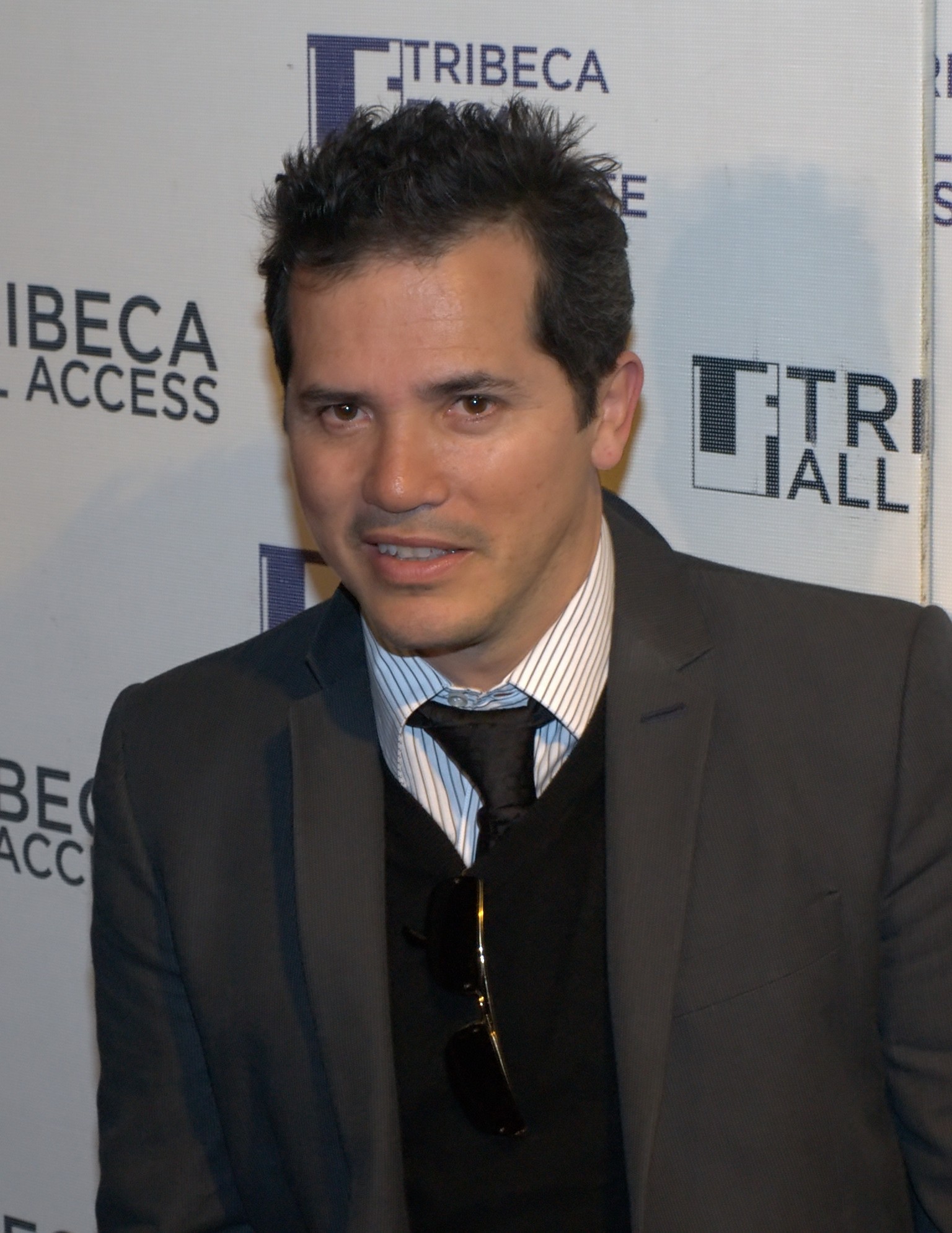 John Leguizamo revela preparo extremo para viver personagem cego em A Odisseia