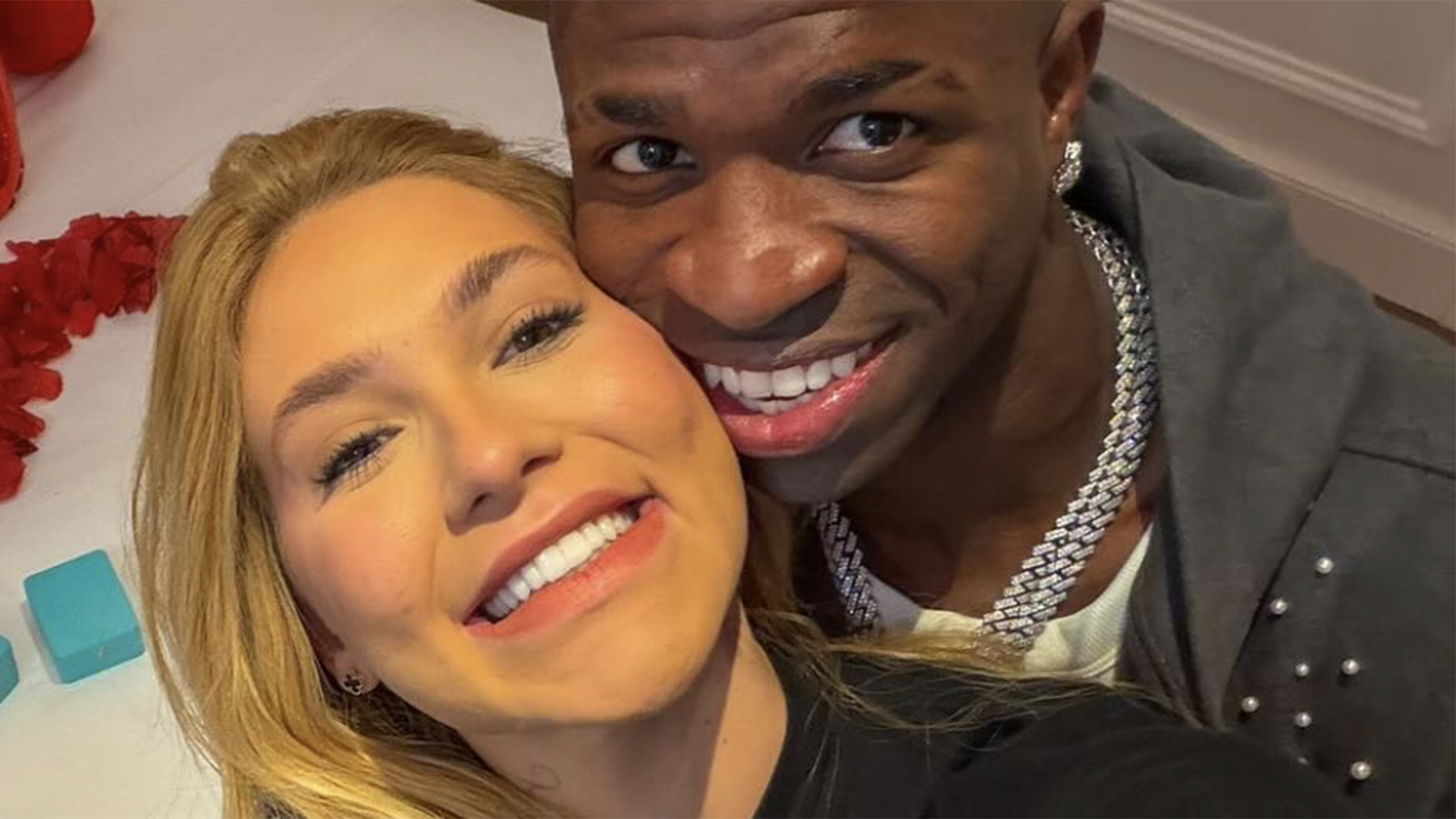 Virginia Fonseca fica sem graça com gesto de Vini Jr. em treino